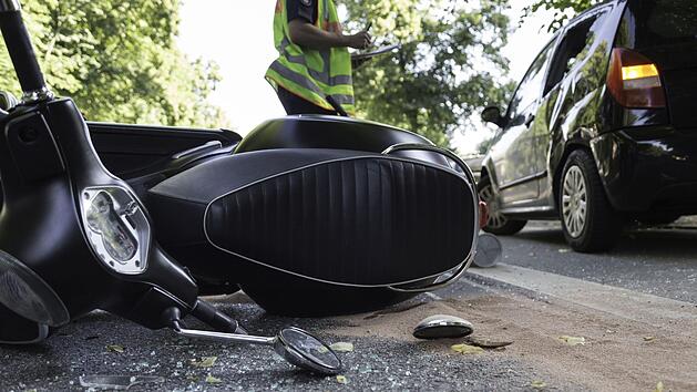Auf der Staatsstra&szlig;e 2246 ist ein Unfall zwischen einem Auto und einem Motorrad gefahren. Bei Leutershausen schlitterte der Jugendliche &uuml;ber die Gegenfahrbahn und knallte gegen ein Schild. Symbolfoto: kara/Adobe Stock