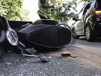 Auf der Staatsstra&szlig;e 2246 ist ein Unfall zwischen einem Auto und einem Motorrad gefahren. Bei Leutershausen schlitterte der Jugendliche &uuml;ber die Gegenfahrbahn und knallte gegen ein Schild. Symbolfoto: kara/Adobe Stock