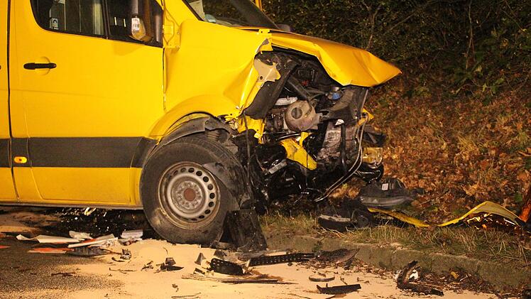 Der 23 Jahre alte Fahrer eines Kleintransporters wurde durch den Aufprall schwer verletzt.