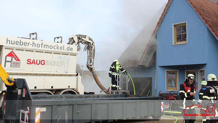Cadolzburg: Hackschnitzellager-Brand stellt Feuerwehren vor Herausforderung - f&uuml;nfst&uuml;ndiger Einsatz