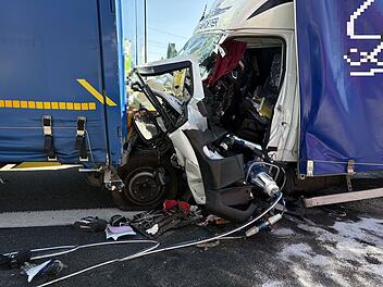 Erneut die A3 bei Würzburg: Mann bei schwerem Auffahrunfall lebensgefährlich verletzt
