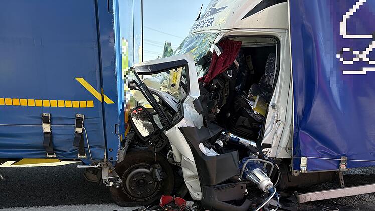 Erneut die A3 bei Würzburg: Mann bei schwerem Auffahrunfall lebensgefährlich verletzt