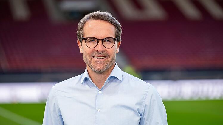 Die Stimme des DFB-Pokalfinales ist Philipp Sohmer. Der SWR-Mann wird danach zur FIFA-Weltmeisterschaft in die USA, Kanada und Mexiko reisen. Man kennt Sohmer auch von Olympia, wo er als Experte f&uuml;r Turnen, Motorsport und Skispringen gilt. Sohmer berichtet zudem regelm&auml;&szlig;ig f&uuml;rs Erste von der Vierschanzentournee.