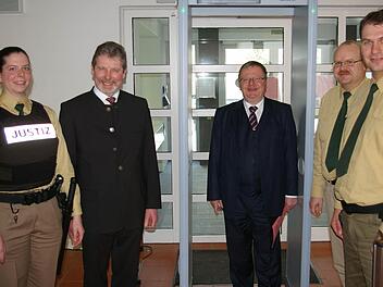 Der Mann ist sicher. Clemens Lückemann erhält grünes Licht in der Sicherheitsschleuse des Amtsgerichts. Justizhelferin Stefanie Seubert, Direktor Paul Spengler und die Justiz-Wachtmeister Andreas Nagel und Frank Trabert (v. links) lassen den hohen Gast gern passieren. Foto: Tom Müller