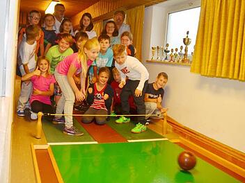 Das Kinder-Kegeln im Rahmen des Ferienprogramms ist ein tolles Vergnügen, bei dem Spaß und Spannung vorherrschen. Vorne links ist Neuling Lara Stark, die erstmals teilnimmt und gegen den "alten Kegel- Hasen" Jonas Neubauer antritt, der schon im dritten Jahr am Kegeln teilnimmt. Im Hintergrund beobachten Zweiter Bürgermeister Arno Hoffmann (links) und Bürgermeister Hans Pietz das Geschehen. Foto: K.-H. Hofmann