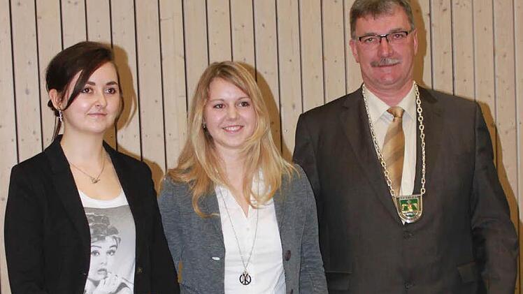 Dorothea Müller-Schultheiß und Annalena Eichhorn (von links) schlossen ihr Abitur beide mit einem überdurchschnittlich guten Notendurchschnitt ab. Foto: Becht
