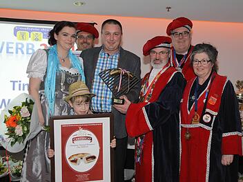 Tino Walenta (M.) freut sich über die Auszeichnung. Foto: p