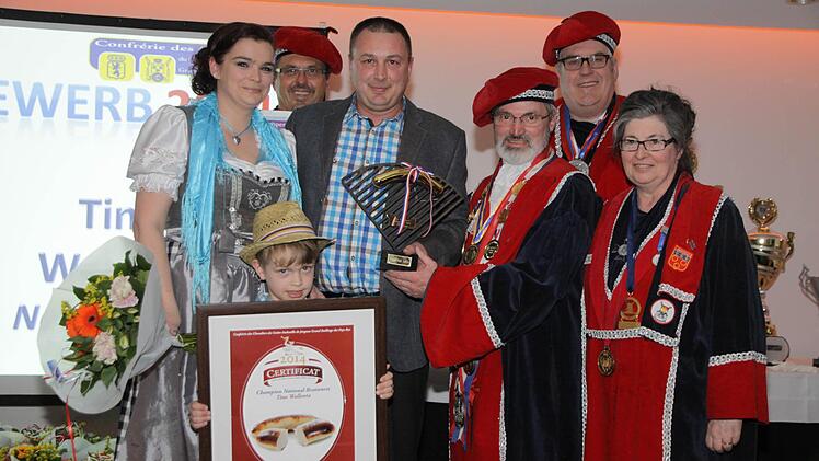 Tino Walenta (M.) freut sich über die Auszeichnung. Foto: p