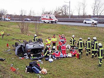 Zahlreiche Einsatzkräfte bemühten sich um die Verletzten und die Räumung der Unfallstelle. Fotos: Kreisfeuerwehrverband Erlangen-Höchstadt