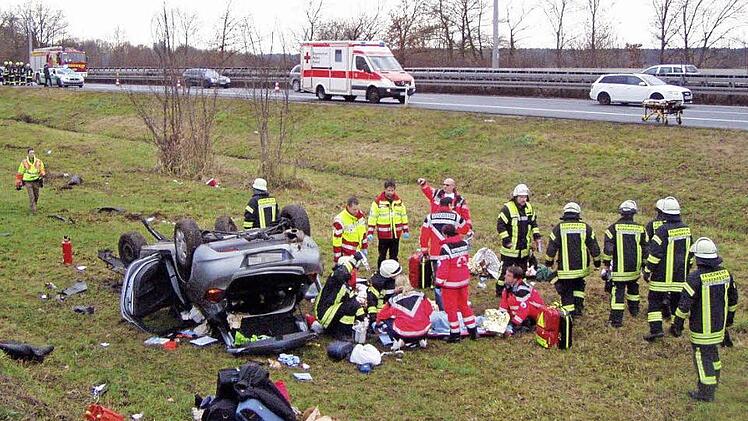 Zahlreiche Einsatzkräfte bemühten sich um die Verletzten und die Räumung der Unfallstelle. Fotos: Kreisfeuerwehrverband Erlangen-Höchstadt