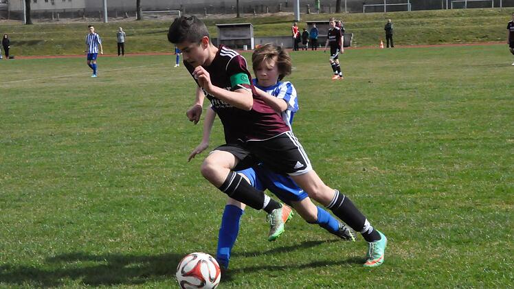 Die Fußspitze entscheidet: Fabio Schachenmayer vom FC 06 Bad Kissingen kommt einen Tick eher an den Ball als Maximilian Bartenstein von der SG Poppenlauer. Foto: Anja Schmitt
