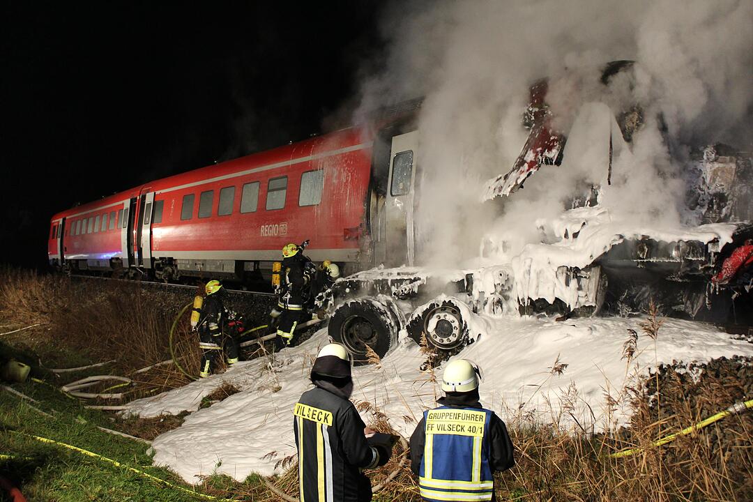 Personenzug rast in US-Militär-Schwertransporter