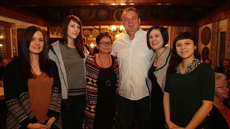 Klaus Backer kann sich auf die Unterstützung seines "coolen, weiblichen Haufens" verlassen: (v. l.) Stieftochter Svenja Meußel, Tochter Melanie Backer, Gattin Alice Pleyer, Tochter Daniela Backer und Stieftochter Sabrina Meußel. Foto: Barbara Herbst