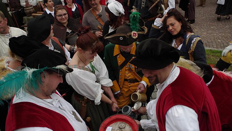 Am Jungbrunnen wurde das erste Faß Jungbrunnenbier angestochen. Foto: privat