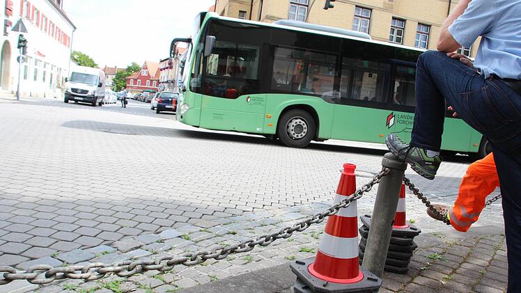 Die Erkenntnis nach dem Test: Für die Busse, die von der Forchheimer Klosterstraße in Richtung Paradeplatz abbiegen, ist der geplante Kreisel nicht zu eng. Foto: Ekkehard Roepert