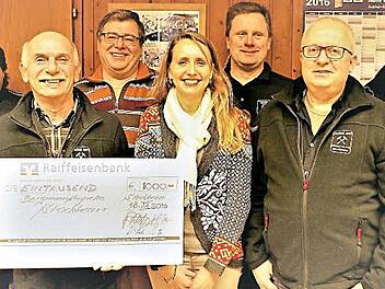 Bei der Spendenübergabe (von links): Dirigent Michael Botlik, Gerwin Eidloth, Thomas Neubauer, Susanne Berberich, Heiko Eisenbeiß, Karl-Heinz Wagner und Joachim Beez Foto: Gerd Fleischmann