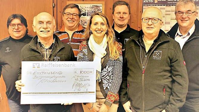 Bei der Spendenübergabe (von links): Dirigent Michael Botlik, Gerwin Eidloth, Thomas Neubauer, Susanne Berberich, Heiko Eisenbeiß, Karl-Heinz Wagner und Joachim Beez Foto: Gerd Fleischmann