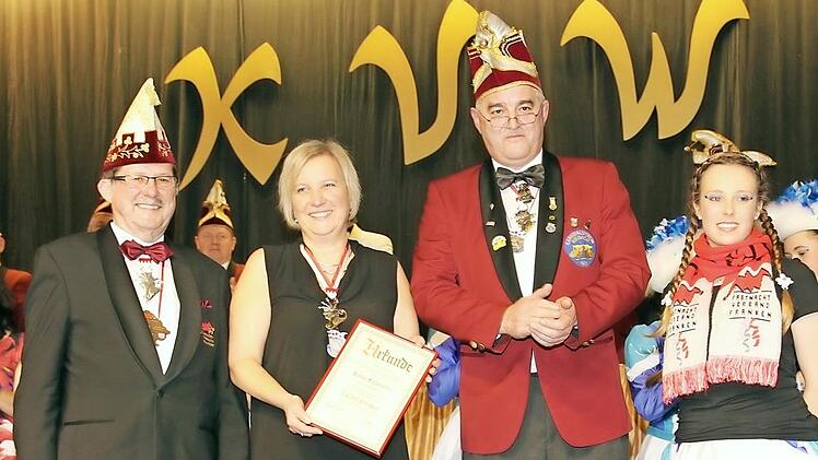 Benno Friedel konnte Katja Sollmann zusammen mit dem Vorsitzenden Michael Forkel mit der höchsten Auszeichnung des Fastnachtsverbandes Franken, dem Till von Franken, auszeichnen. Julia Haug (von links) wurde mit der goldenen Ehrennadel geehrt.  Foto: Michael Stelzner