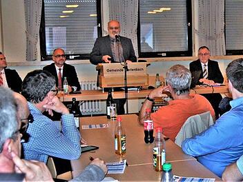 Bürgermeister Franz Kuhn (CSU) bei seinem Rechenschaftsbericht in Eltingshausen.Sigismund von Dobschütz