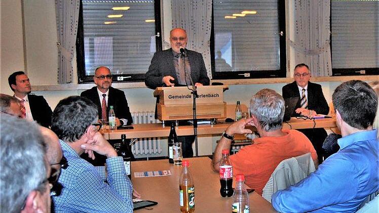 Bürgermeister Franz Kuhn (CSU) bei seinem Rechenschaftsbericht in Eltingshausen.Sigismund von Dobschütz