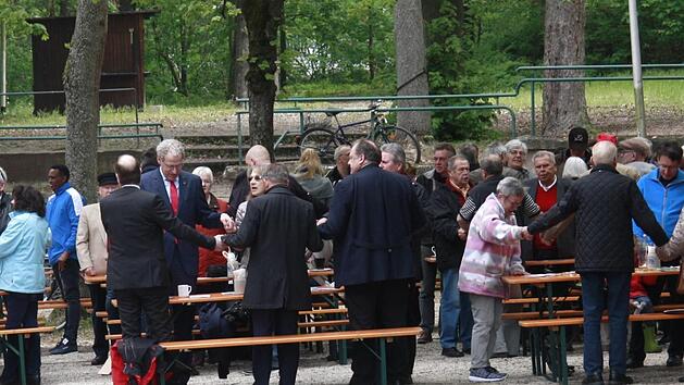 Mit dem Freiheitslied "Br&uuml;der, zur Sonne, zur Freiheit" endete die Feier im Weihersbach.     Foto: Richard S&auml;nger
