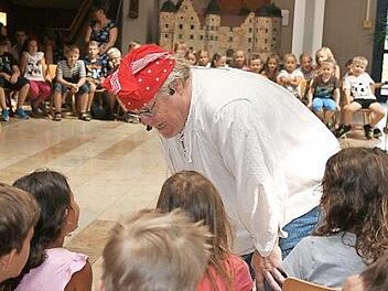 Stephan Bach liest aus dem Buch "Das magische Baumhaus". Foto: Maria L&ouml;ffler