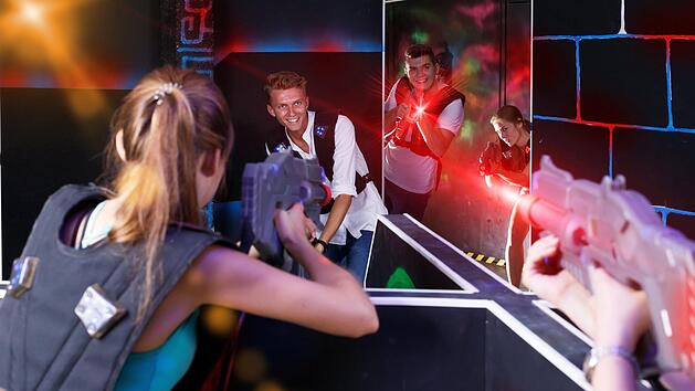 W&uuml;rzburgs Lasertag-Arena am Bahnhof bietet Spa&szlig;, Aufregung und Action. Symbolbild: Iakov Filimonov/Adobe Stock