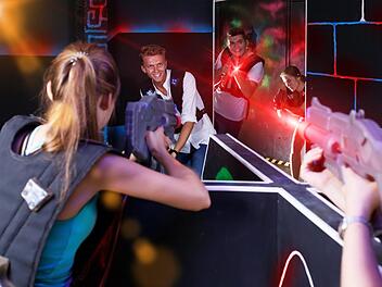 Würzburgs Lasertag-Arena am Bahnhof bietet Spaß, Aufregung und Action. Symbolbild: Iakov Filimonov/Adobe Stock