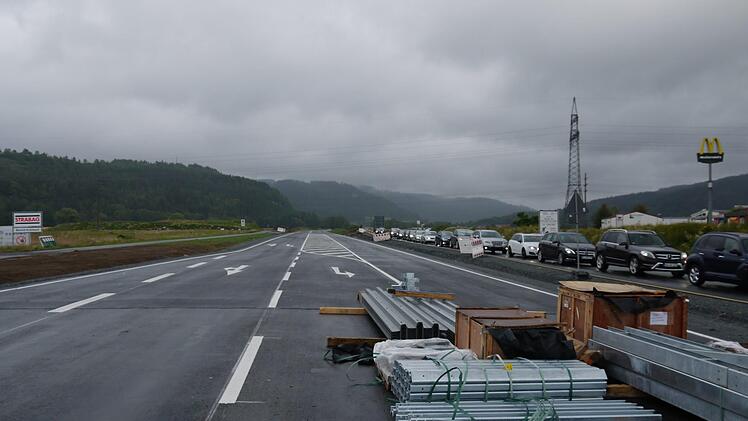Ende Juli soll der Verkehr von der alten B 173 (rechts) auf die neu geschaffene Ortsumgehung umgelegt werden. Foto: Rebecca Vogt