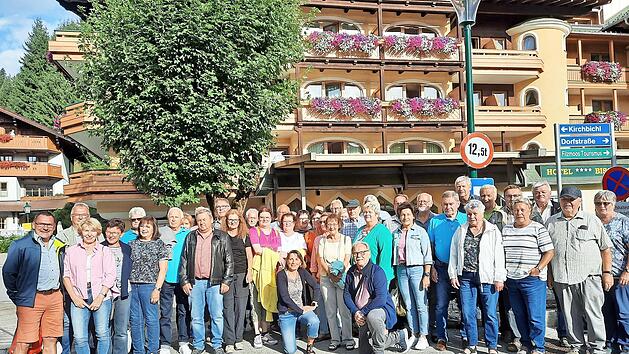 Die Gruppe vor dem Hotel Bischofsm&uuml;tze in Filzmoos