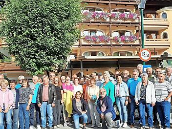 Die Gruppe vor dem Hotel Bischofsm&uuml;tze in Filzmoos