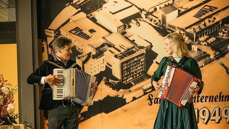 Ist die alte bayerische Welt an ihr Ende gekommen? Linda Bierwirth (Jule Hermann) liefert sich ein Akkordeon-Battle mit ihrem Patenonkel, dem Unternehmer Theo Meinhardt (Tobias Moretti). Doch die alten Traditionen, sowohl musikalisch wie auch in Sachen Gesch&auml;ftsmodelle, werden sich bald wandeln.