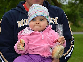 Weil Kreuz und Kugel jetzt wieder am Kirchturm ihren Platz haben, gab es für die Kleinsten im Dorf Rosinenbrötchen. Foto: Björn Hein