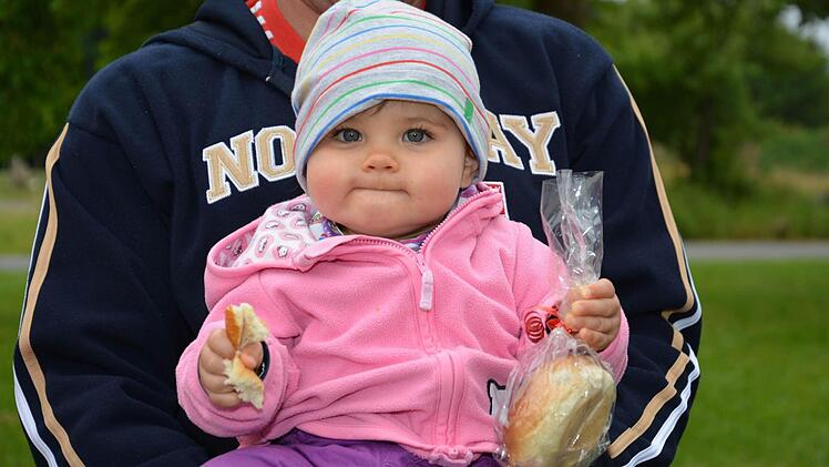 Weil Kreuz und Kugel jetzt wieder am Kirchturm ihren Platz haben, gab es für die Kleinsten im Dorf Rosinenbrötchen. Foto: Björn Hein