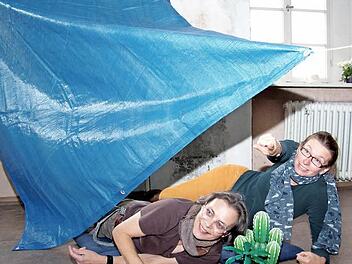 Freuen sich auf kreative Ideen: Die Münnerstädter Künstlerin Mia Hochrein (links) sowie ihre Berliner Kollegin Susanne Britz arbeiten bereits im Rahmen des Projekts "island between us" als artists in residence in der Münnerstädter Marienanstalt.  Foto: Christine Schikora