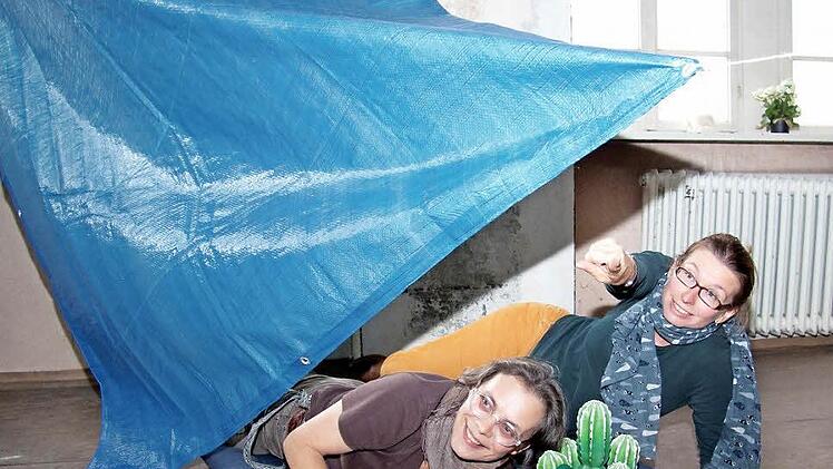 Freuen sich auf kreative Ideen: Die Münnerstädter Künstlerin Mia Hochrein (links) sowie ihre Berliner Kollegin Susanne Britz arbeiten bereits im Rahmen des Projekts "island between us" als artists in residence in der Münnerstädter Marienanstalt.  Foto: Christine Schikora