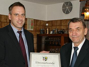 Bürgermeister mit Leib und Seele war Oskar Ebert (rechts) 24 Jahre lang in Rauhenebrach. Für seine besonderen Verdienste um die Gemeinde verlieh ihm der Gemeinderat den Ehrentitel "Altbürgermeister". Die Ernennungsurkunde überreichte ihm Bürgermeister Matthias Bäuerlein (links) im Gasthaus Neff in Falsbrunn.