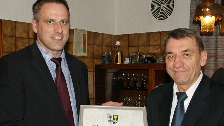 Bürgermeister mit Leib und Seele war Oskar Ebert (rechts) 24 Jahre lang in Rauhenebrach. Für seine besonderen Verdienste um die Gemeinde verlieh ihm der Gemeinderat den Ehrentitel "Altbürgermeister". Die Ernennungsurkunde überreichte ihm Bürgermeister Matthias Bäuerlein (links) im Gasthaus Neff in Falsbrunn.