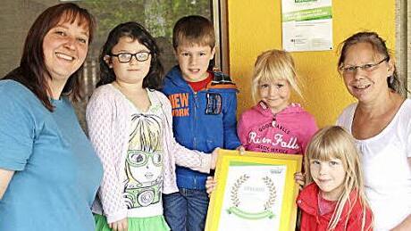 Über den Lohn der Bemühungen freuen sich (von links) Ina Bauer, die Kinder Samantha, Luca, Lara und Lilli sowie Erzieherin Gaby Händlmeier. "Es ist nie zu früh, Kinder spielerisch an Naturwissenschaften und Technik heranzuführen", betonte Bauer. Foto: Ralf Naumann