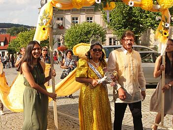 Königin Reyna Elena und ihr Sohn Constantin bei der Prozession