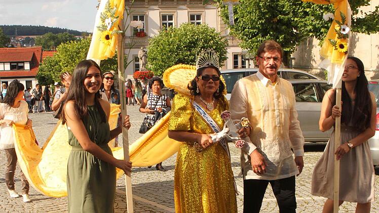 Königin Reyna Elena und ihr Sohn Constantin bei der Prozession