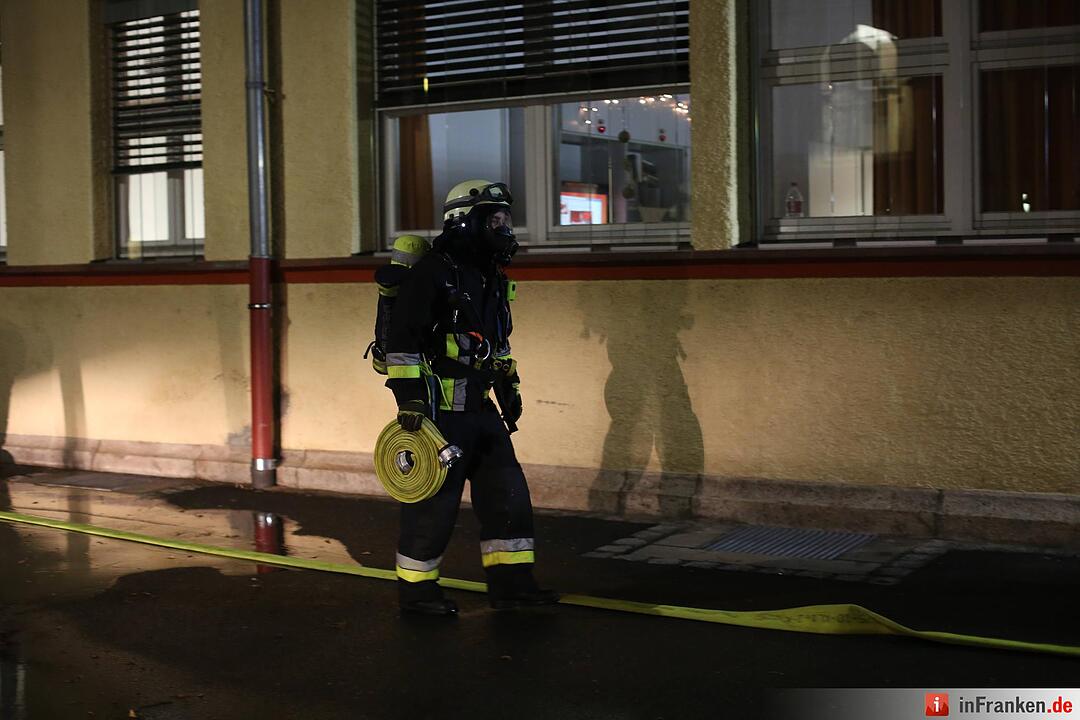 Bett fing im Klinikum Feuer - Großeinsatz der Rettungskräfte in Nürnberg-Nord