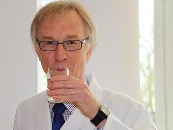Rainer Matejka trinkt das Wernarzer Heilwasser. Es wird an der Malteser Klinik von Weckbecker ausgeschenkt. Foto: Ulrike Müller