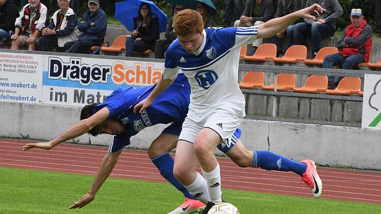 Duell mit Haken und Ösen: Kissingens Jonas Schmitt bringt Münnerstadts Fuaad Kheder aus dem Gleichgewicht Foto: Hopf