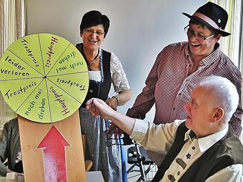 Begeistert dreht Andreas Angeli (rechts) am Glücksrad. Sollte ihm Fortuna hold sein, gibt's von Irene Holhut (Mitte) und Roswitha Tremel (links) vom Sozialen Dienst kleine Sachpreise. Foto: Bernd Kleinert