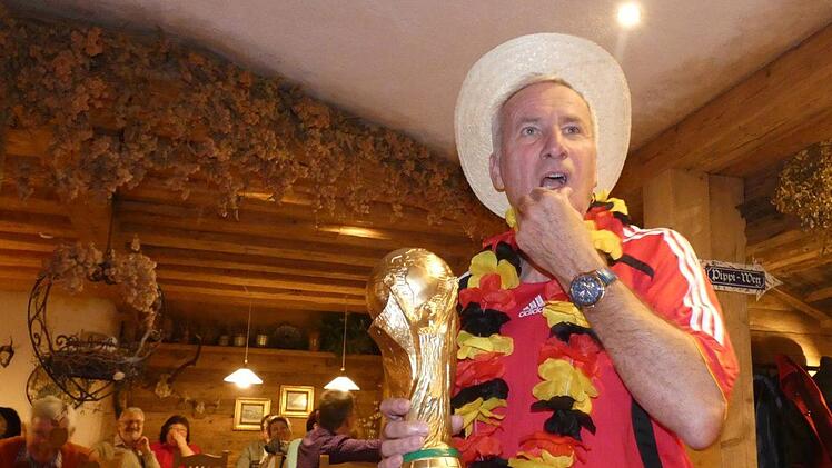 Passend gekleidet trat Wolfgang Reichmann als Fan der Deutschen Nationalmannschaft auf. Christian Licha
