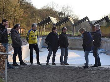 Die Ausdauer hat sich gelohnt: Die Mitglieder des Fördervereins freuen sich nun auf den Umbau (von links): Sascha Gagel, Andreas Gsänger, Josef Starkl, Christine Tranziska, Dominik Fick, Sonja Kunz und Heinz Gilbricht.  Foto: Gabi Arnold