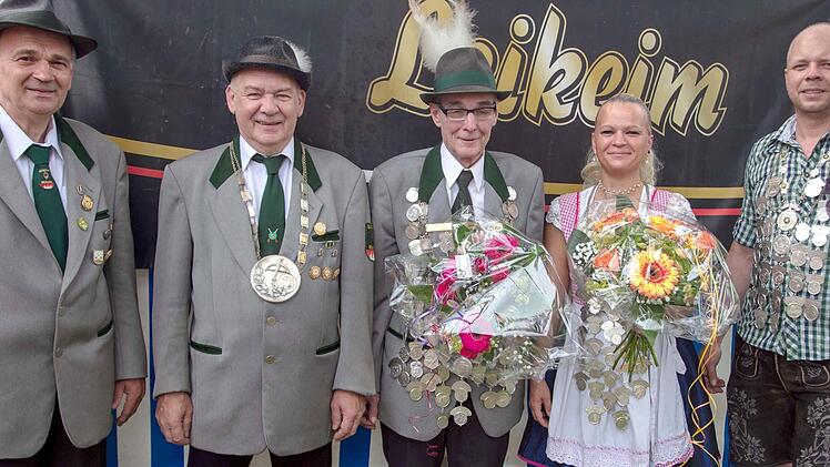Bei der Königsabholung gab es die offizielle Laudatio auf das amtierende Herrscherpaar Christina Schug und Udo Handke. V.l. Oberschützenmeister Hans-Jürgen Schug, Jagdkönig Konrad Laux, Schützenkönig Udo Handke, Damenkönigin Christina Schug und Kaiser Christian Schug.
