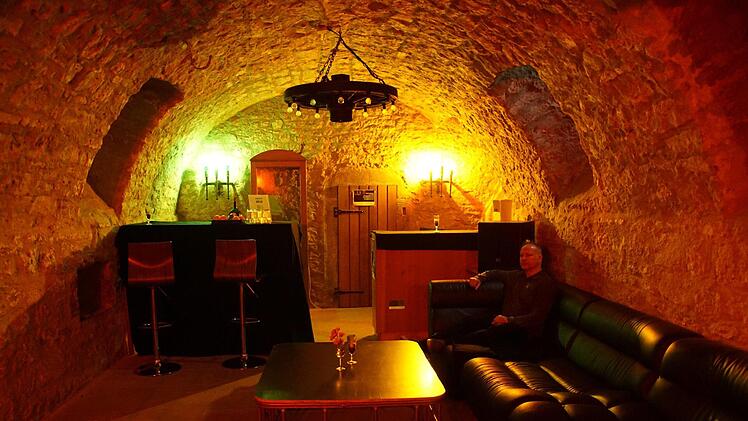 Im Nebengewölbe, früher auch einmal als Garderobe genutzt, ist ein Lounge-Bereich entstanden.Foto: Arkadius Guzy