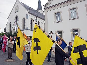 Die KAB erachtet den 1. Mai wichtiger denn je. Die Aufnahmen zeigen den Festzug der KAB-Abordnungen am 1. Mai, damals in Wilhelmsthal.